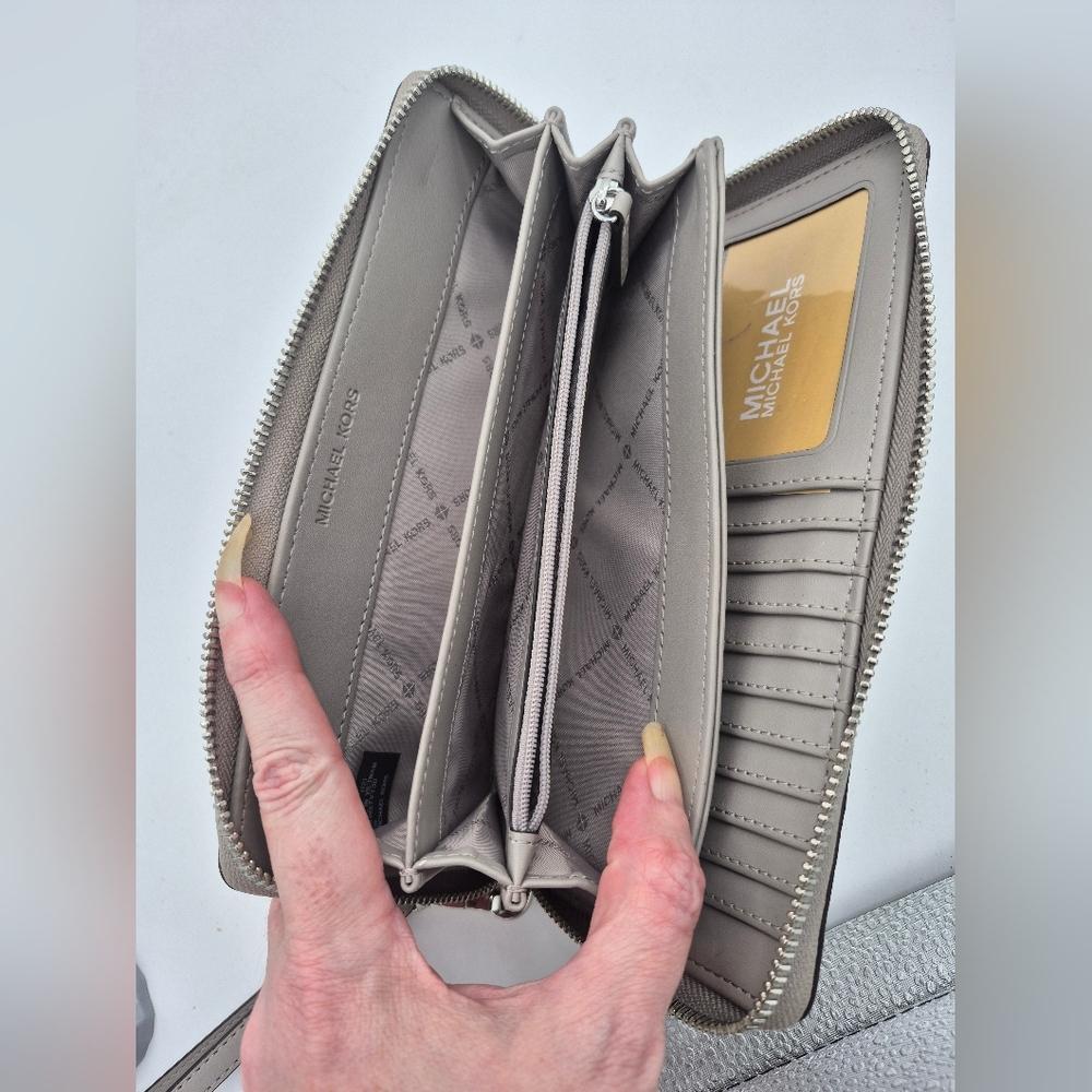 Michael Kors Jet Set Travel Large Wallet - Picture 8 of 8